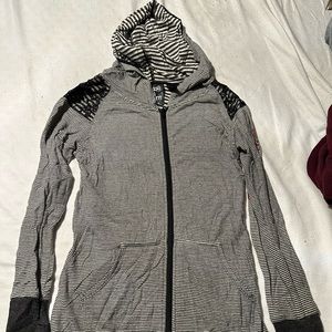 Zip-up hoodie from buckle (crash & burn). Great condition. Size medium